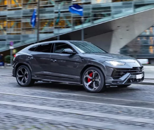 lamborghini-urus-model-2021